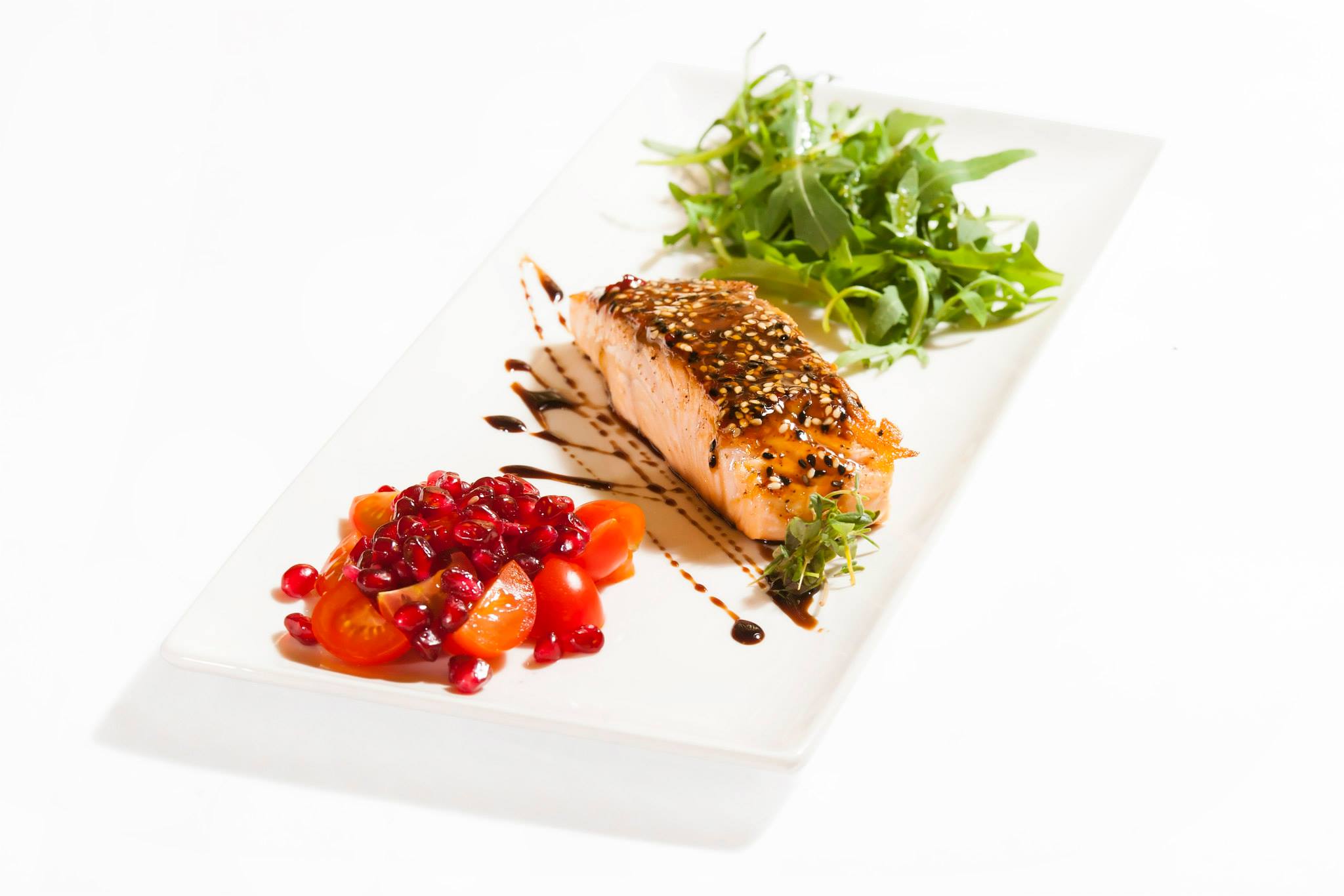 Grilled salmon with rucola salad with pomegranate and lemon grass sauce
